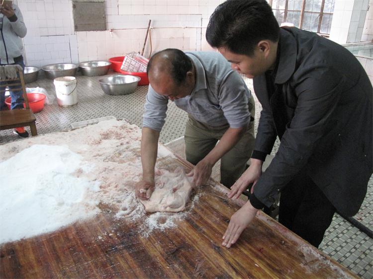 匠香缘板鸭制作技艺工序挫盐.JPG