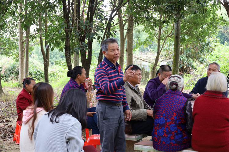 村民在讲张九龄的故事传说（一）.JPG