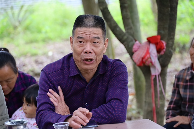 代表性传承人官汉荣讲九龄传说.JPG