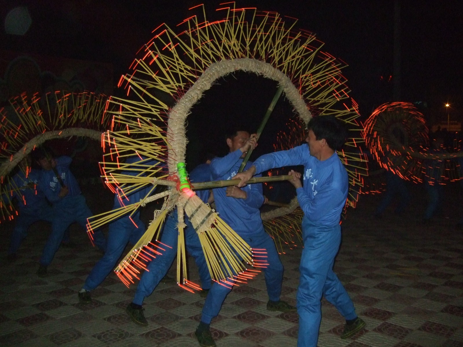 舞香火龙场面 火龙拜门.jpg